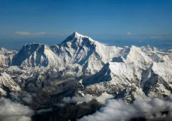 Así luce el Monte Everest bajo los rayos del sol