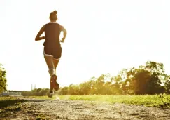 Una corredora entrena con los rayos del sol