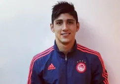 Alan Pulido posa para una sesión con Olympiacos