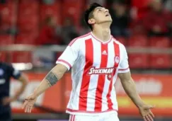 Alan Pulido, mirando al cielo en un duelo del Olympiacos