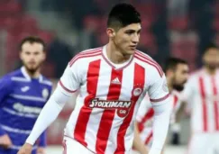 Alan Pulido disputa juego con Olympiacos