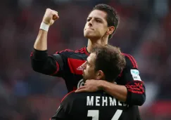 Chicharito festeja en un partido de Leverkusen 