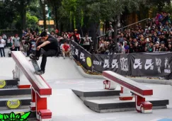 Un patinador realizando trucos en el skatepark del Templo Mayor