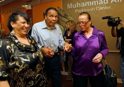 Muhammad Ali, acompañado de su esposa y cuñada