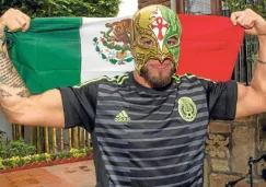 Dragón Azteca posa con una camiseta de la Selección