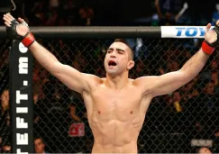 Ricardo Lamas fetseja un triunfo en una pelea