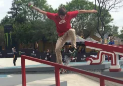 Uno de los patinadores hace un truco sobre un tubo