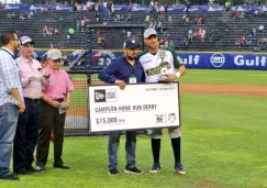 Alex Liddi posa con el cheque y el trofeo