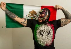 Rey Mysterio posa con la bandera nacional para la lente de RÉCORD