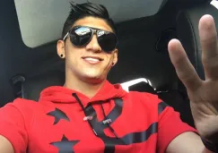 Alan Pulido tomando una selfie en su automóvil