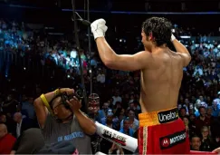 Julio César Chávez jr celebrando 