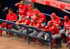 Los Diablos Rojos observan el juego desde el dugout