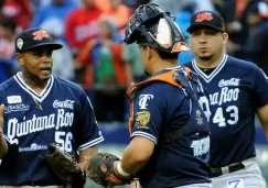 Los jugadores de Tigres celebran en el campo