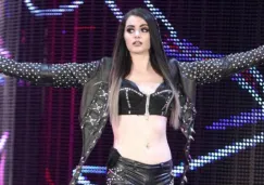 Paige hace su entrada al ring antes de una lucha