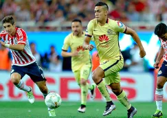 Andrés Andrade conduce el balón en juego contra Chivas 