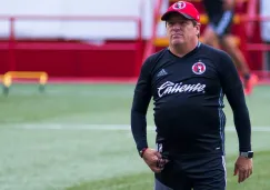 Piojo Herrera observa el entrenamiento de los Xolos 