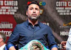 Oscar de la Hoya sostiene un cinturón de Campeón 