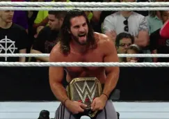 Rollins festeja con el cinturón de campeonato