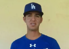 Adolfo Ramírez posa con camiseta y gorra de los Dodgers