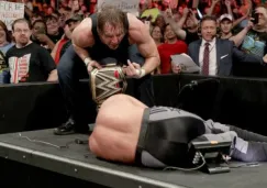 Dean Ambrose tras atacar a Seth Rollins