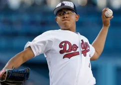 Julio Urías lanza una bola durante el juego entre Dodgers y Orioles