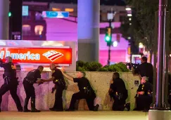 Policías de Dallas se resguardan tras los disparos de los francotiradores