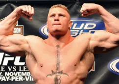 Brock Lesnar muestra el músculo durante un pesaje