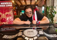 Johnny Mundo posa frente al cinturón del Mundial de Lucha Libre