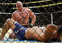 Brock Lesnar sonríe tras vencer a Hunt