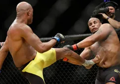 Anderson Silva da una patada en UFC 200