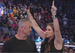 Stephanie McMahon se burla de su hermano Shane