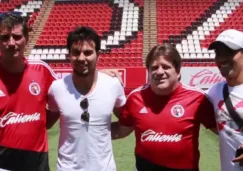 Checo Pérez junto a Miguel Herrera y parte de la directiva de Xolos