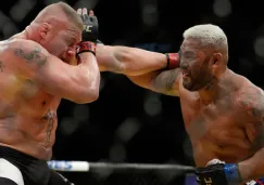 Mark Hunt lanza un golpe a Lesnar en UFC 200