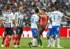 Edwin Cardona reacciona cuando el silbante le muestra la roja