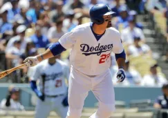 Adrián González batea en un partido de los Dodgers