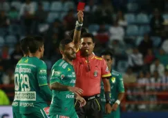 Cuevas siendo expulsado durante el partido de la Fiera frente a Pachuca