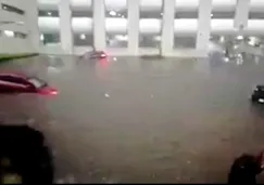 Autos flotando en el estacionamiento de un edificio ubicado en Santa Fe