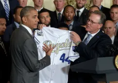 Barack Obama recibe una camisa de los Reales de Kansas