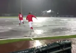 Jugadores de los Diablos Rojos juegan en la lluvia