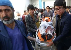 Una persona es atendida tras el atentado en Kabul