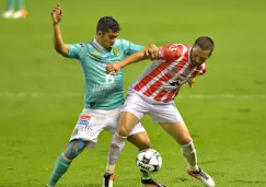 Andrés Andrade y Erik Vera pelean por un balón