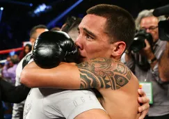 Óscar Valdez se abraza con su entrenador tras conseguir su título mundial