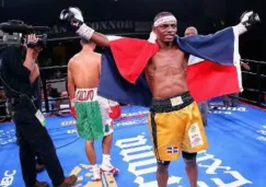 Jonathan Guzmán celebra tras salir victorioso en un combate