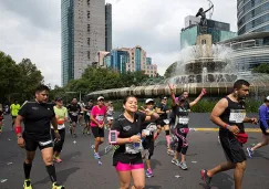 Corredores pasan junto a la Diana Cazadora durante el Maratón del año pasado