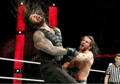 Roman Reigns y Seth Rollins durante una lucha en Raw