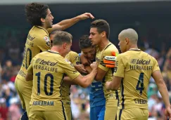 Jugadores de Pumas festejan tras un penalti atajado por Pikolín