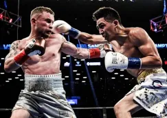 Leo Santa Cruz lanza un derechazo a Frampton