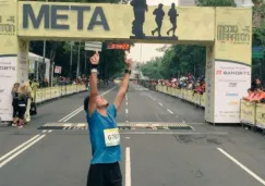 Corredor festeja tras cruzar la meta del Medio Maratón de la CDMX