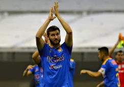 Gignac saluda a la gente tras el partido de Tigres con América