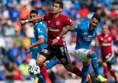 Julian Velazquez y Milton Caraglio, durante el duelo entre Cruz Azul y Xolos